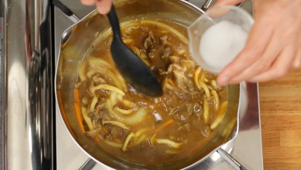 轉中火。然後撇去浮沫。當蔬菜都軟下來了就轉小火。將稀釋過後的土豆澱粉充分攪拌均勻，然後倒進高湯裡，分次少許加入。如果溫度太高會讓澱粉在高湯裡溶開之前結塊。