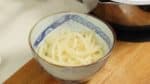 Remover la olla y rápidamente colocar los fideos udon en un colador de malla. Remover el exceso de agua exhaustivamente y colocar los fideos en un bowl.