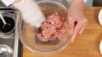 Kemudian, rentangkanlah tanganmu dengan longgar seperti membentuk kondisi menggaruk untuk mengaduk daging sepenuhnya sampai campurannya menjadi lengket. Ini akan membuat daging lebih mudah tercampur dengan bahan lain nantinya.