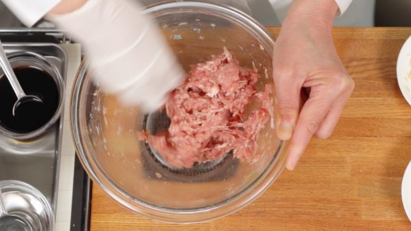 Then, loosely spread your fingers forming a rake shape to thoroughly mix the meat until the mixture becomes sticky. This will make it easier to combine other ingredients later.