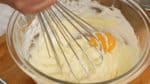 Puis ajoutez un autre jaune d’œuf et mélangez. 