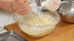 Tillsätt mjölken lite åt gången och mixa noga. Se till att ägggulorna och mjölken också är i rumstemperatur.