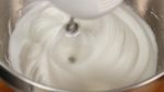 Evite bater demais, caso contrário será difícil combinar o merengue com a mistura de gemas, precisando misturar mais e eventualmente desmanchando a espuma de claras em neve.