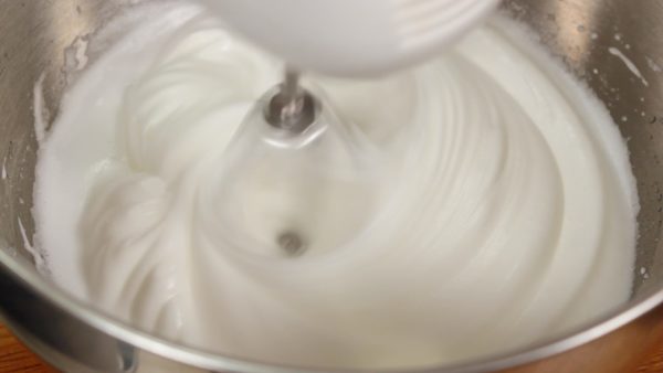 Wees voorzichtig en let op dat je het niet te lang klopt, want anders zal het lastig zijn om de meringue en het eierdooier mengsel met elkaar te combineren, wat zal leiden tot overmixen en dan breek je het schuim. 