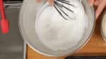 Ngay trước khi bột meringue đã sẵn sàng, đổi sang thìa tròn (balloon whisk)