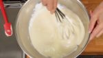 Comme montré, levez le fouet du fond pour mélanger doucement la pâte. Attention à ne pas casser la mousse. Mélangez jusqu'à ce qu'il ne reste plus de morceaux de meringue. 