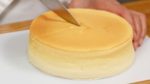 Molhe a lâmina da faca para ajudar a fazer um corte limpo e corte um pedaço do cheesecake.