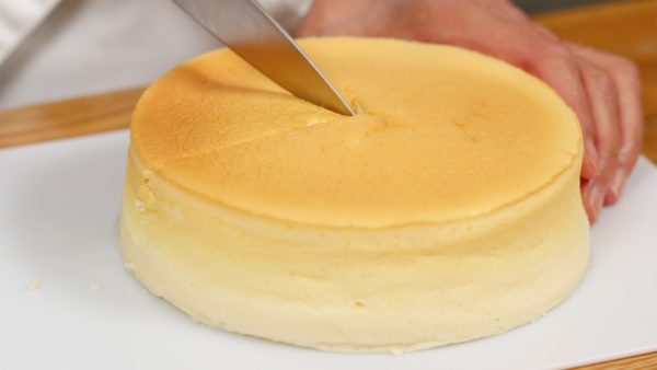 Maak het lemmet van het mes een beetje nat om er voor te zorgen dat je een net stuk taart af kunt snijden.