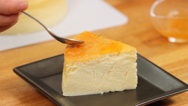 Place the souffle cheesecake onto a plate. Finally, coat the top with the apricot jam diluted with rum.