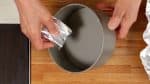 Beurrez généreusement un moule rond (15 cm/5.9 inch de diamètre). Utiliser un moule avec un fond amovible va aider à démouler le cheesecake. 