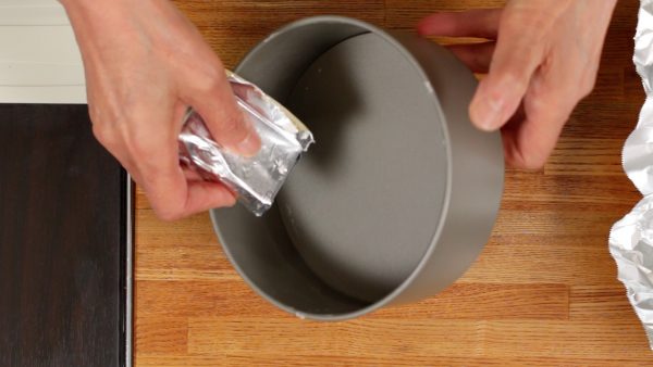 Bestrijk de binnenkant van de bakvorm (15cm/5.9”) met een genereuze hoeveelheid boter.  Als jeen springvorm gebruikt is het makkelijker om uiteindelijk de cheesecake uit de vorm te halen. 