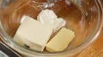 Sortez le fromage frais, la crème fraîche épaisse allégée et le beurre pour qu'ils soient à température ambiante et mélangez-les dans un bol avec un fouet. 