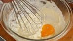 Tillsätt en ägggula åt gången och mixa noggrant.