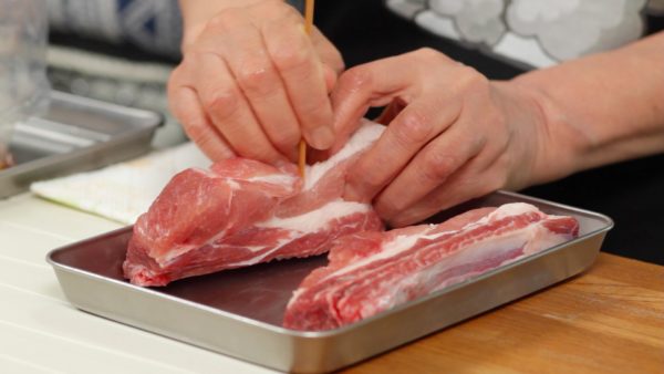 Lalu. Tusuk" daging iga menggunakan tusukan sate atau garpu. Cara Ini akan membantu daging untuk menyerap bumbu dan mengempukkan nya. Iga nya bisa saja licin jadi hati" jangan sampai kamu terluka.