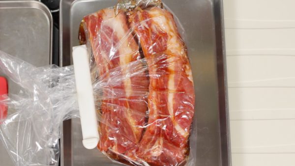 Placez les carrés dans le sac de la marinade. Fermez bien le sac et couvrez les carrés avec la marinade. Gardez les carrés au frigo au moins 2 heures ou toute la nuit. Cela va aider à rendre la viande tendre et juteuse. 