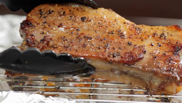 When the top of the meat is deliciously browned, flip the ribs over. If the surface begins to burn, cover the ribs with aluminum foil. Bake until the other side becomes golden brown.