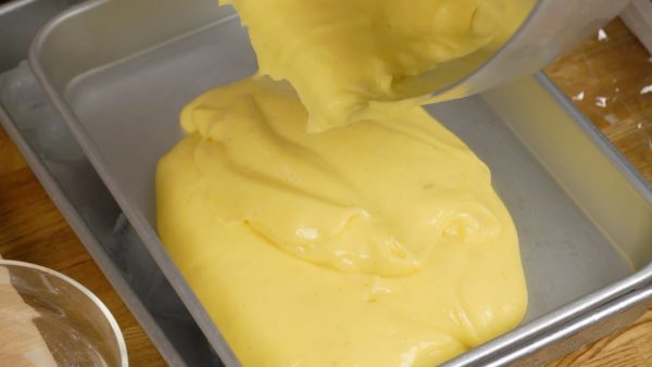 Versez la crème pâtissière sur un plateau refroidi avec de la glace. 