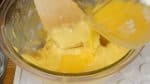 達到完美黏稠度是做符合要求的泡芙酥皮必不可少的。為了防止麵糊變得太薄，每次加一點蛋液進去直到最終階段。
