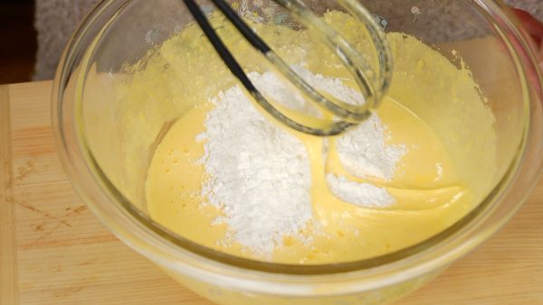 Combine the cake flour and corn starch, and sieve onto a sheet of paper. Add it to the egg yolk and combine the mixture. 
