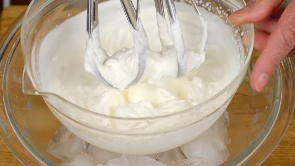 把糖加在放淡奶油的碗裡。打發奶油到硬性發泡。