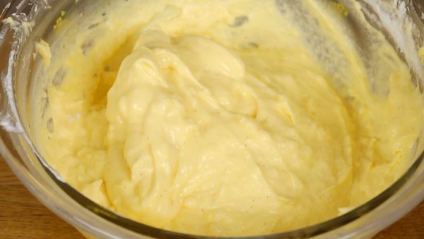 我们推荐加入三分之二打发好的奶油，但是你可以随你的口味去调整用量。