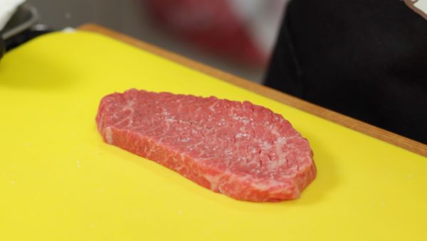 肉の下ごしらえをします。肉の裏面に浅い切り込みを入れます。初めの切れ込みに対して直角に刃を入れ、格子状に切れ込みを入れます。両面に軽く塩 こしょうをします。肉は焼く20〜30分前に冷蔵庫から出して室温に戻しておきます。