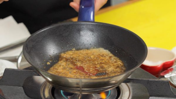 Ajoutez la sauce dans la poêle. Réchauffez la poêle et portez-la à ébullition. Mélangez et faites réduire la sauce à l'ail jusqu'à ce qu'elle commence à épaissir. Versez la sauce dans un poêle. 