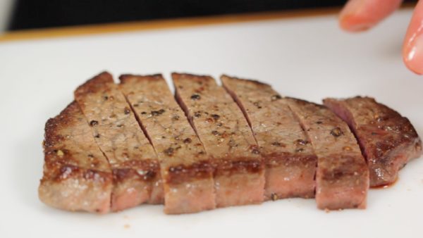 ステーキの肉汁が落ちついた頃です。肉は食べやすい幅に切ります。ステーキの肉汁が落ちついてから切ることで、肉汁が流れ出るのを防ぐことができます。