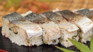 Công thức cơm cuộn ép với cá thu ướp áp chảo (Shime Saba Oshizushi)