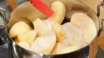 初めにりんごは皮をむいて芯を取り縦に8等分します。鍋に入れます。りんごの甘煮を作るため、きび砂糖とグラニュー糖を加え軽く混ぜます。火をつけます。蓋をし中火弱で煮ます。