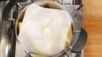 大約十分鐘後，蘋果汁應該就燉出來了。在一塊乾淨的廚房紙巾中間剪出一個X形，然後把它放在蘋果上。用它來代替鍋蓋，可以幫助原料均勻地烹飪。然後再燉10分鐘。