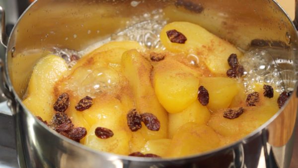 When the apple begins to turn translucent, remove the paper towel. Continue reducing the juices without a lid. While the juices still remain, add the raisins, lemon juice and cinnamon powder.