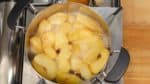 Aduk perlahan. Masak hingga sari apel hanya tersisa sedikit di bagian bawah. Matikan kompor dan biarkan hingga dingin.