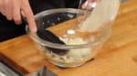 Mentega tawar juga harus dalam suhu ruang dan lembutkan di dalam mangkuk. Tambahkan tepung yang sudah diayak ke mentega. Aduk merata dengan spatula.