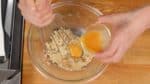 Setelah mentega tercampur rata, ganti dengan balloon whisk (pengaduk berbentuk balon). Tambahkan telur yang sudah dikocok sedikit demi sedikit dan aduk. Menambahkan telur secara bertahap akan mencegah split (campuran tidak menyatu). Sekarang, krim almond sudah siap.