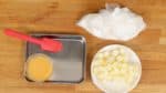 Let's prepare the ingredients. Add the salt to a small bowl of water and stir to dissolve. Add the beaten egg and mix. Refrigerate the egg mixture, flour that has been sifted, and unsalted butter until ice-cold.