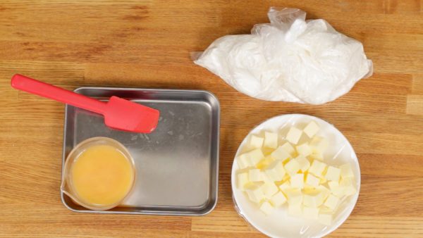 初めに材料を準備します。水に塩を加えて溶かします。溶き卵も加えて混ぜます。卵液、ふるった薄力粉、バターは冷蔵庫でキンキンに冷やしておきます。