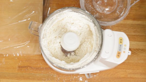 蓋をして15〜20秒ほど回します。バターが米粒の半分ぐらいの大きさになります。