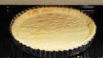 Préchauffez le four à 190°C (374°F) et enfournez le moule à tarte. Faites cuire la tarte à 190°C (374°F) pour un total d'environ 20 minutes. Pour aider à faire dorer la tarte uniformément, portez des gants de cuisine et tournez le moule après environ 15 minutes. Ensuite, enfournez pour 4 à 5 minutes de plus. 