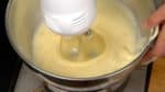 Trempez le bol dans l'eau chaude et battez les œufs sur haute vitesse pour 1 à 2 minutes. Une température à environ 70-80°C (160-175°F) est idéale pour l'eau chaude. De cette façon, le mélange d’œufs ne chauffera pas trop. Trempez votre doigt dans le mélange. S'il a l'air tiède, sortez le saladier de l'eau chaude. 