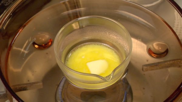Ajoutez le lait dans le beurre doux et réchauffez-le dans l'eau chaude. 