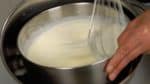 Let's prepare the whipped cream. Add the sugar to the whipping cream. Dip the bowl in ice water and whip the cream with a balloon whisk. A hand mixer can easily over-whip the cream so we like to use the whisk. As shown in the video, whip the cream until in the 'soft peak stage'.