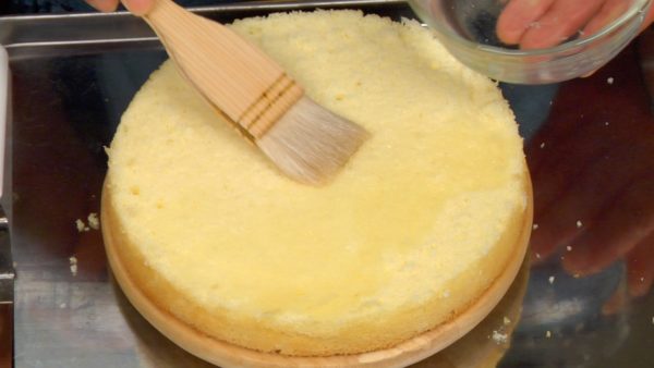 Ajoutez le kirsch au sirop froid. Imbibez la moitié du dessous du gâteau avec le sirop et un pinceau. Recommencez avec l'autre moitié de gâteau.
