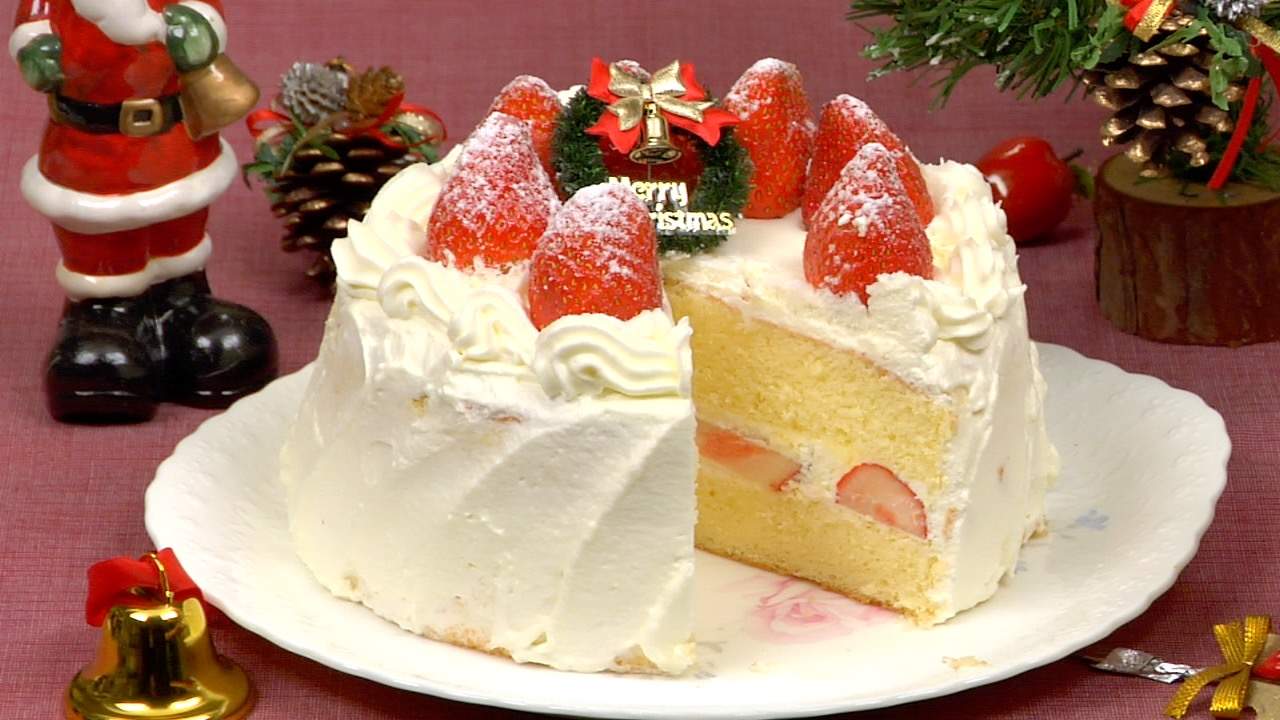 Christmas Cake Recipe (Strawberry Sponge Cake) - Cooking with Dog