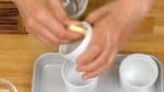 ทำซอสคาราเมลกันก่อน นำเนยจืดทาถ้วยคัสตาร์ดให้ทั่วๆ จะช่วยให้นำคัสตาร์ดออกจากถ้วยได้ง่ายเมื่อเสร็จแล้ว