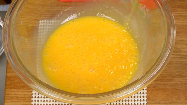 Để làm hỗn hợp trứng cho món bánh. Đập hai quả trứng vào trong bát. Đánh trứng nhẹ bằng cái đánh trứng. Đừng để cái đánh đánh trứng chạm đáy bát để tránh bị tạo ra quá nhiều bọt khí.