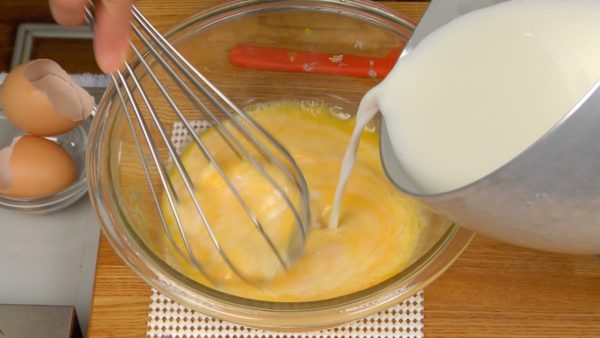 Cho sữa vào trứng trong lúc đánh hỗn hợp.