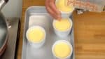 Cocinemos al vapor la mezcla de huevo. Con cuidado, llena los moldes para flan con la mezcla.