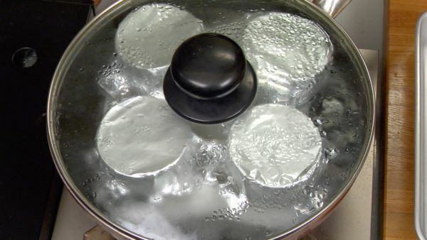 Giữ nhiệt độ nước thấp hơn nhiệt độ sôi một chút và hấp bánh từ 18 đến 20 phút.