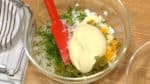 Pique as folhas da salsinha e adicione aos ovos. Fatie o picles de pepino, empilhe-os e pique bem pequeno. Adicione à mistura de ovos. Adicione a maionese e o sal à mistura.
